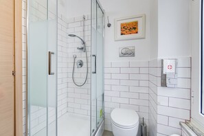 Dusche, Haartrockner, Bidet, Handtücher