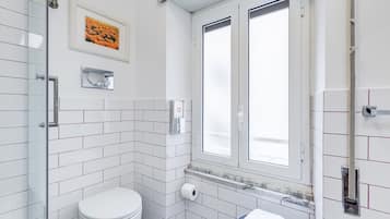 Dusche, Haartrockner, Bidet, Handtücher