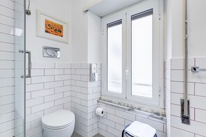 Shower, hair dryer, bidet, towels - Elegant room, just renovated, facing the Metro, a stone's throw from San Pietro (Roma)