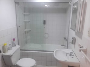 Ensemble baignoire-douche, séchoir à cheveux, serviettes fournies, savon