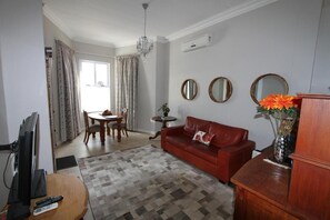 Televisi layar datar 32-inci dengan saluran TV satelit dan TV