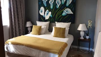 Individuell dekoriert, individuell eingerichtet, Schreibtisch