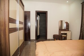 1 quarto, cofres nos quartos, ferros/tábuas de passar roupa