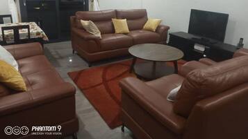 Een smart-tv en boeken