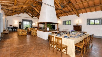 Standard Villa, 6 Bedrooms, Fireplace (Casale Teresa) | Tempat makan