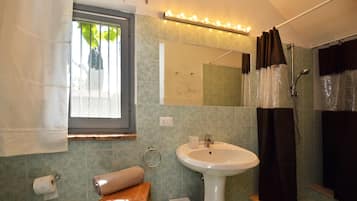 Standard Villa, 6 Bedrooms, Fireplace (Casale Teresa) | Bathroom | Separate bathtub and shower, bidet, towels, soap