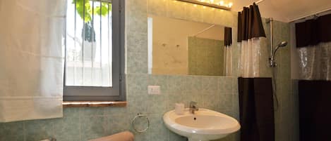 Villa Standard, 6 chambres, cheminée (Casale Teresa) | Salle de bain | Baignoire et douche séparées, bidet, serviettes fournies, savon