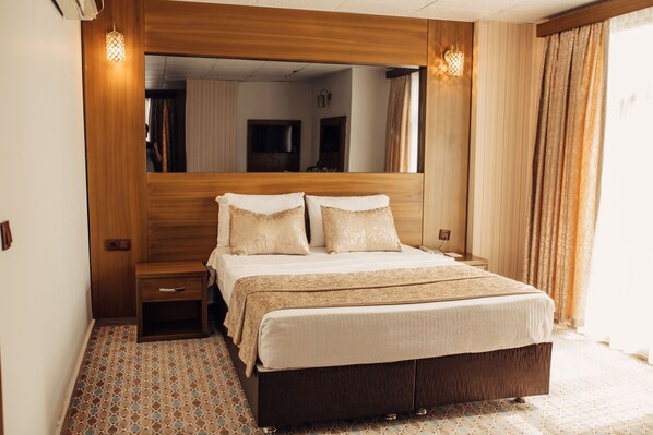 Frigobar, escrivaninha, espaço de trabalho para notebook