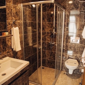 Chuveiro, chuveiro com efeito de chuva, produtos de toalete grátis