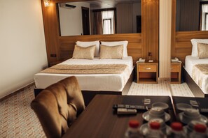 Minibar, escritorio, espacio para trabajar con laptop y wifi gratis