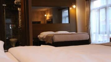 Minibar, desk, laptop workspace, free WiFi