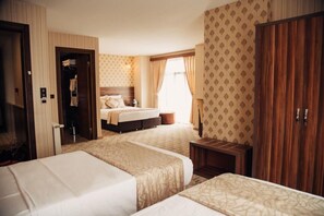 Frigobar, escrivaninha, espaço de trabalho para notebook