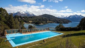 Una piscina al aire libre de temporada