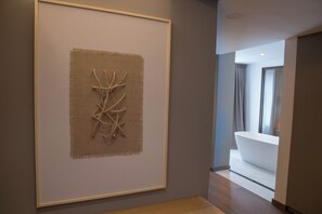 Ein gerahmtes, abstraktes Kunstwerk an einer Wand in einem modernen Innenraum.