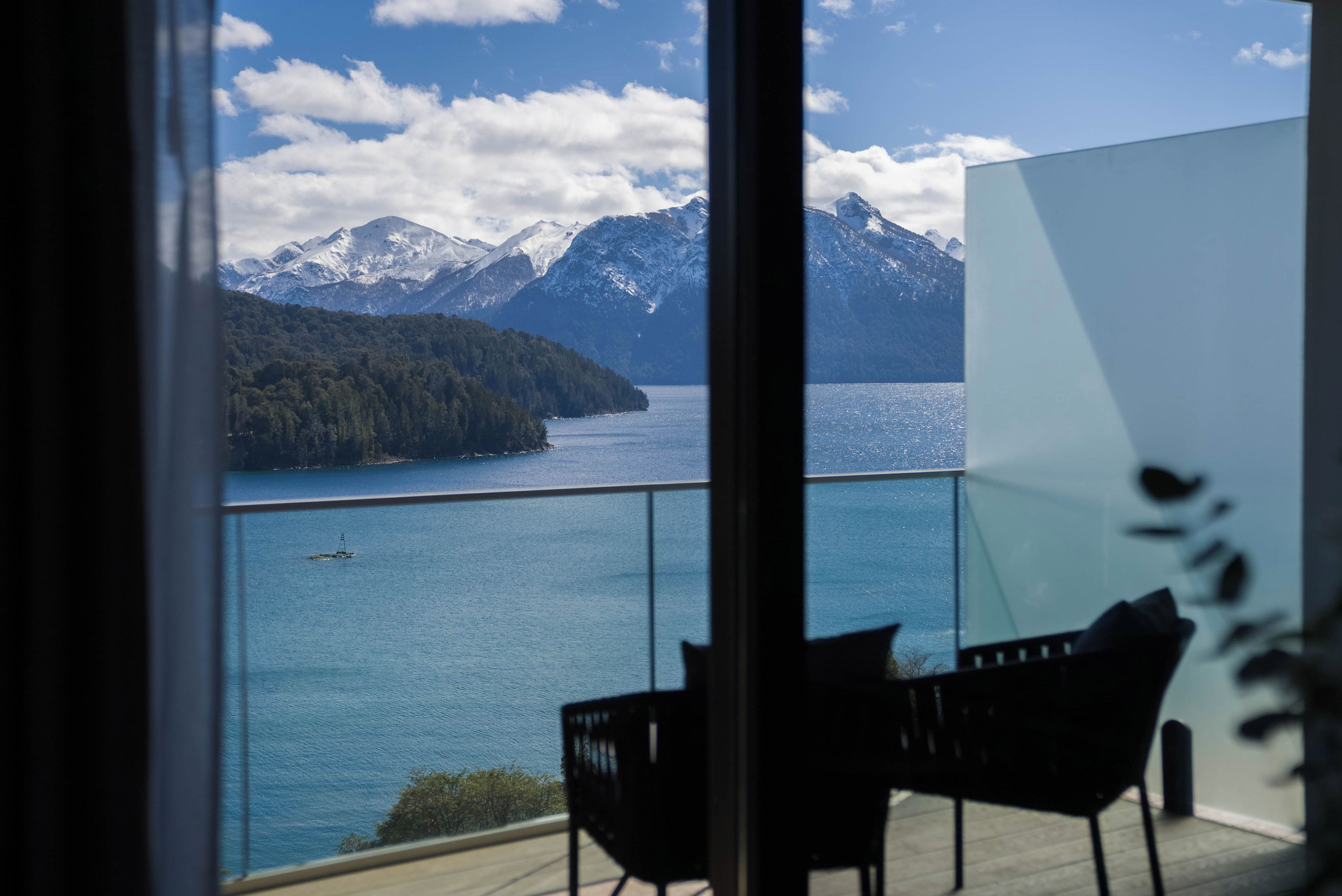 Un balcon avec vue sur un lac et des montagnes.