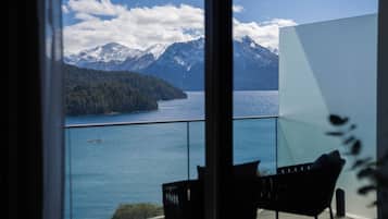 Un balcon avec vue sur un lac et des montagnes.