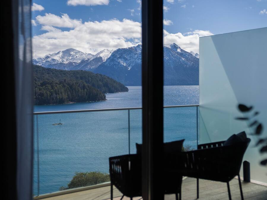 Un balcon avec vue sur un lac et des montagnes.