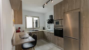 Frigorífico, microondas, horno y placa de cocina