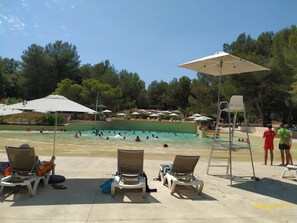 Outdoor pool - Holiday house in Provence in a golf domain. (Pont Royal - Mallemort)