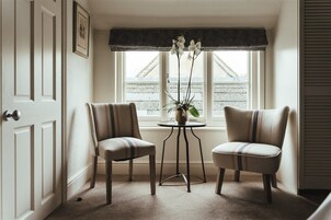 Escritorio, tabla de planchar con plancha, wifi gratis y ropa de cama