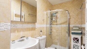 Suihku, hiustenkuivaaja, pyyhkeet, saippua