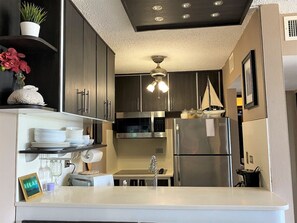 Kjøleskap, mikrobølgeovn, kokeplater og kaffetrakter/tekoker