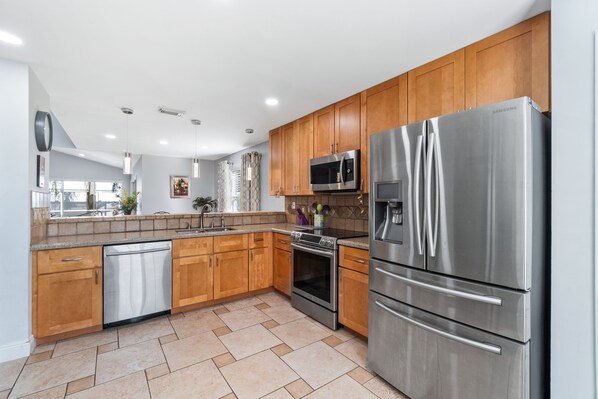 Fridge, microwave, oven, stovetop - Casa White Coral - Polo Ready, 2 Story Florida Pool Home (Washington, D.C.)