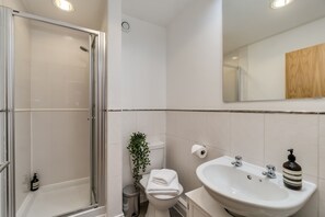 Douche, séchoir à cheveux, serviettes fournies, savon