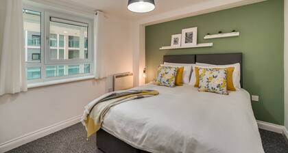 Chic and Bright Apartment Near the Water