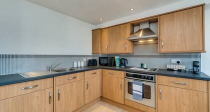 Chic and Bright Apartment Near the Water