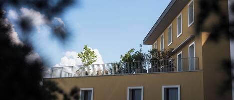 Ein Gebäude mit mehreren Fenstern und einem Balkon.