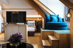 Junior Suite | Premium bedding, in-room safe, desk, laptop workspace