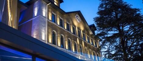 Bagian depan properti - sore/malam