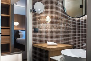 Shower, rainfall showerhead, hair dryer, bathrobes - Le Pélican (Annecy)