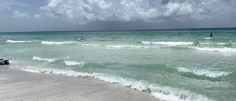 Ubicación cercana a la playa, tumbonas y toallas de playa