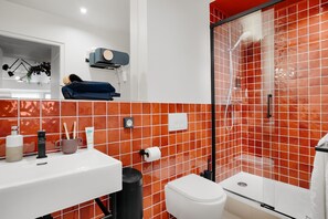 Bu  ồng tắm vòi sen, máy sấy tóc, khăn tắm 
