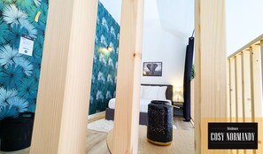 2 dormitorios, tabla de planchar con plancha, cuna de viaje