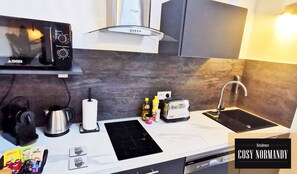 Køleskab, mikrobølgeovn, kogeplade, opvaskemaskine