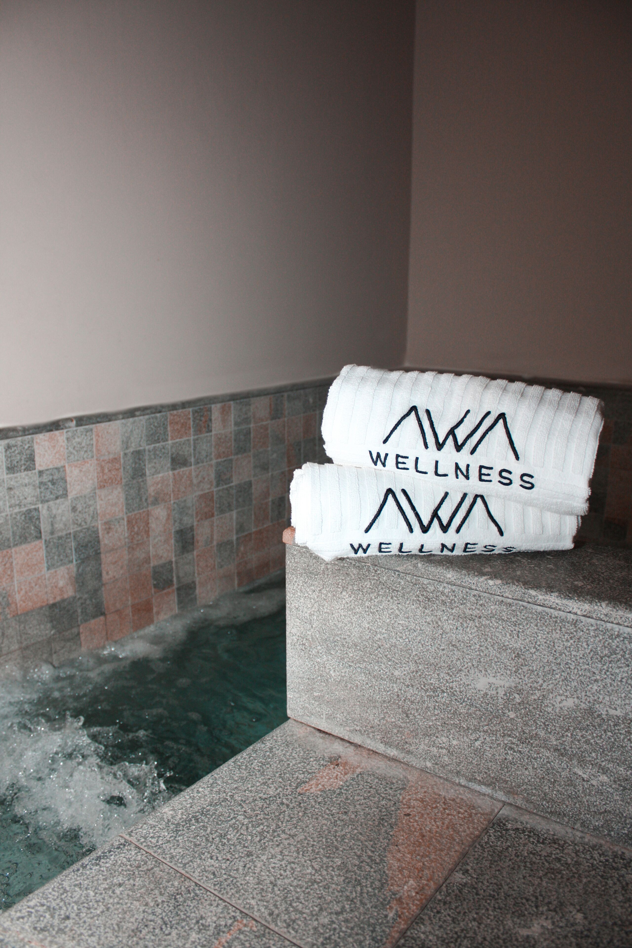 桑拿、热水浴缸、湿蒸房、热石按摩、瑞典式按摩、运动按摩