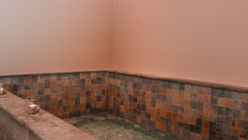 Een sauna, een bubbelbad, een stoombad, lichaamsbehandelingen