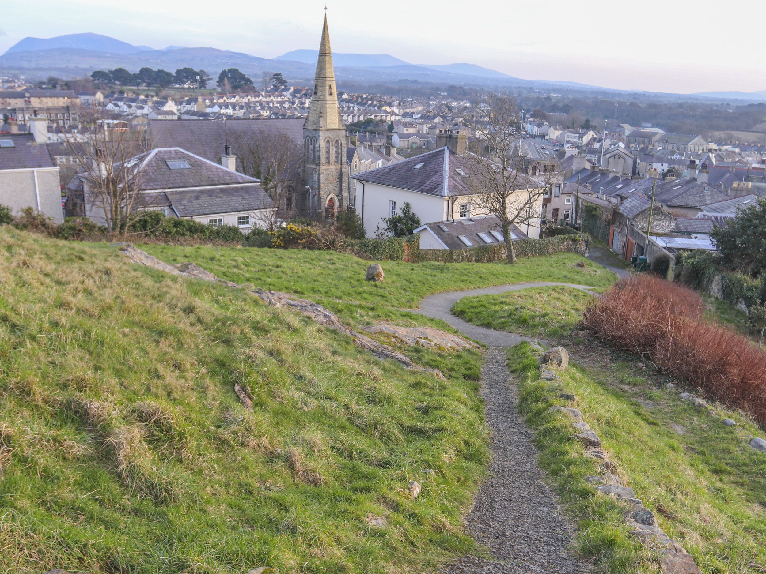 Une ville caractérisée par un clocher d’église imposant, un chemin sinueux et des immeubles d’habitation.