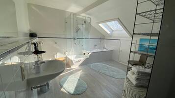 Badewanne, Haartrockner, Handtücher, Seife
