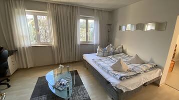 1 Schlafzimmer, Zimmersafe, Schreibtisch, Bügeleisen/Bügelbrett