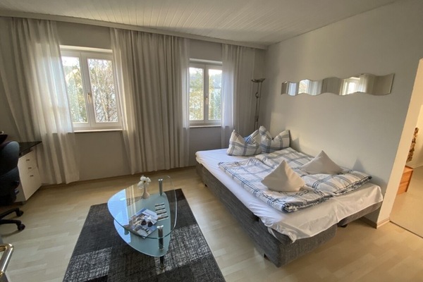 1 dormitori, caixa forta a l'habitació i escriptori