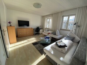 1 sovrum, värdeförvaringsskåp på rummet och skrivbord