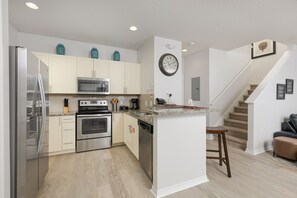 Refrigerador, microondas, horno y parrilla de estufa 