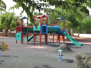 Apartamento, varias camas | Zona infantil