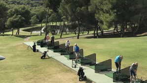 Un parcours de golf avec un fairway verdoyant, des bunkers de sable et un obstacle d’eau.