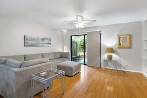 TV - Pet Friendly Folly Field Beach Stones Throw Villa 3 bed 2 & one half bath (Hilton Head Island)