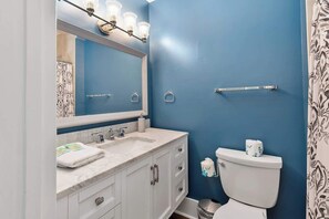 Combined shower/tub, hair dryer, towels